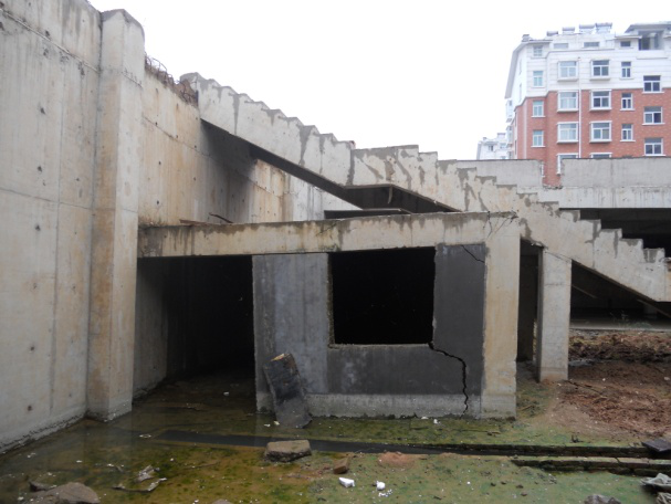 （2011年）平邑明德花園超市（地下），因地下水位變化導(dǎo)致框架梁、柱開(kāi)裂